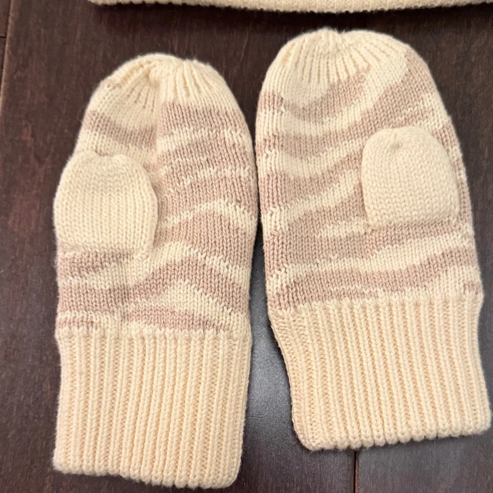 NWT GAP Cream and Tan Fur Pom-Pom Zebra Print  Beanie and Mittens! Size 2T/3T